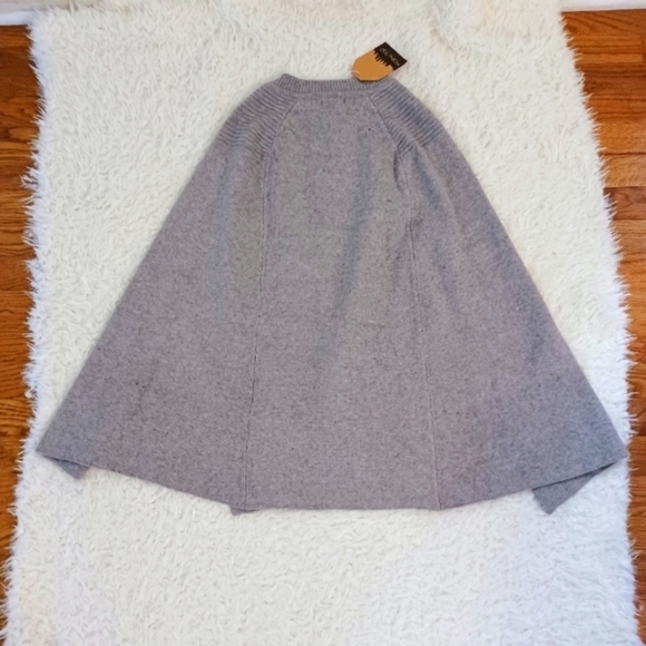 Mainstrip Heather Grey Poncho with Buttons Sz M NWT - Picture 4 of 9